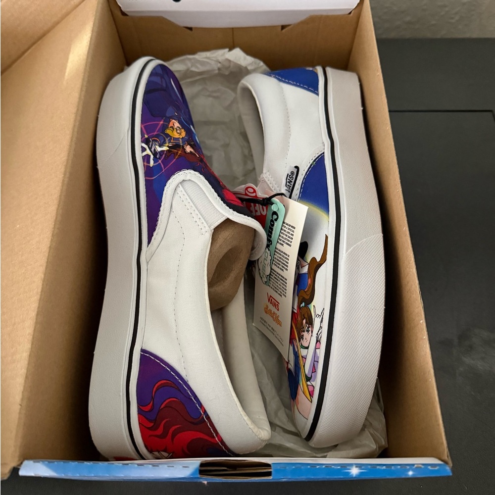 NIB limited edition Sailor Moon Vans. M 7.5/W 9 - Picture 6 of 10